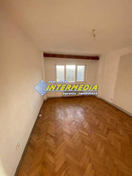 Apartament cu 3 camere decomandat în Cetate
