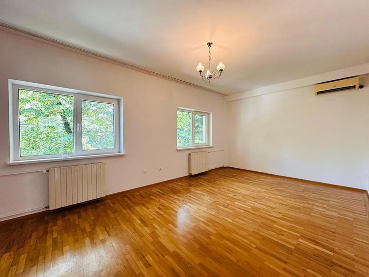 Casă individuală cu 9 camere cu Garaj în Vatra Luminoasă