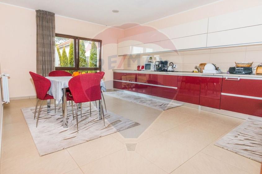 Casă individuală cu 6 camere cu Teren 1071 Mp în Central