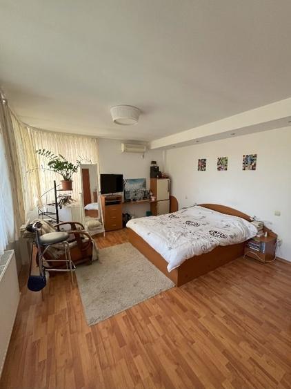 Casă individuală cu 8 camere cu Teren 621 Mp în Central