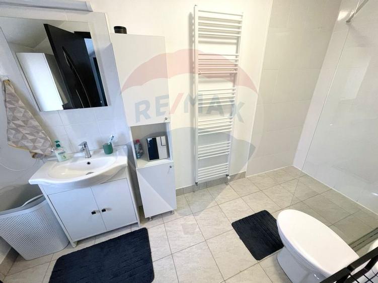 Casă individuală cu 6 camere cu Canalizare în Dâmbul Rotund