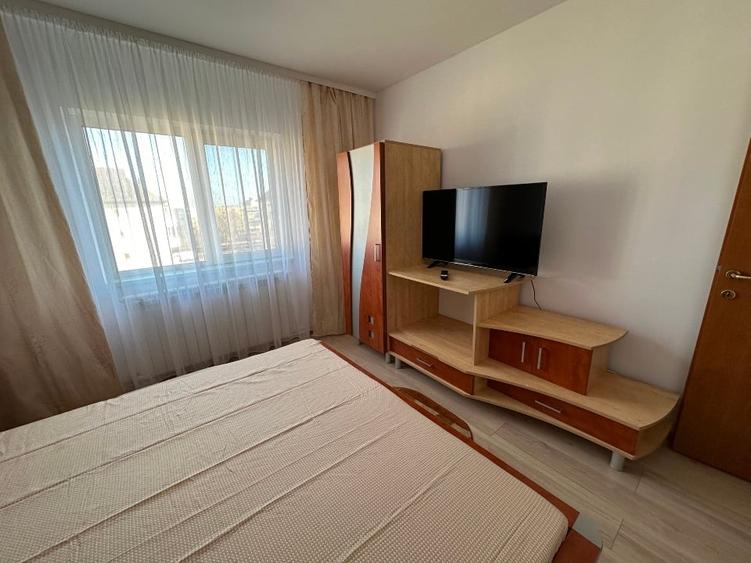 Apartament cu 3 camere semidecomandat, mobilat în Micălaca