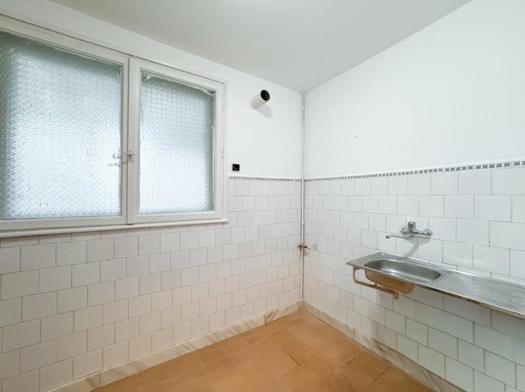 Apartament cu 3 camere semidecomandat în Olteniței