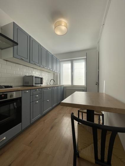 Apartament cu 3 camere semidecomandat, mobilat în Central