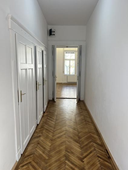 Apartament cu 3 camere semidecomandat în Neptun