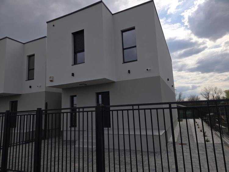 Duplex cu 5 camere cu Canalizare în Covaci