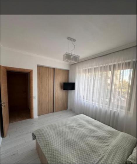 Apartament cu 3 camere decomandat, mobilat în Faleza Nord
