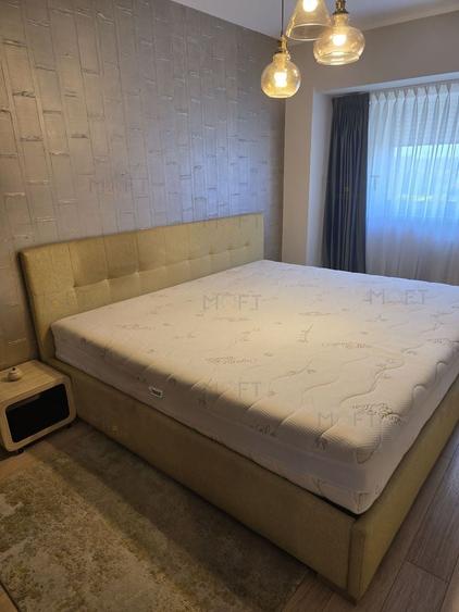 Apartament cu 4 camere semidecomandat în Victoriei