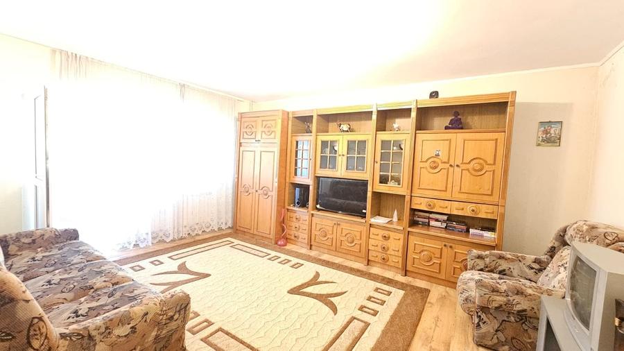 Apartament cu 3 camere decomandat în
