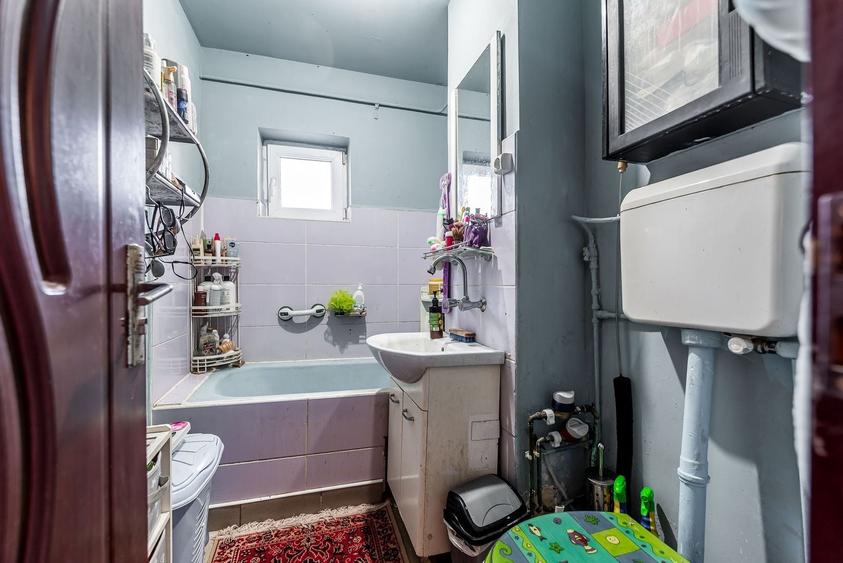 Apartament cu 5 camere semidecomandat în Micălaca