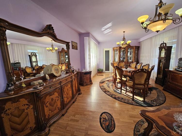Casă cu 5 camere cu Teren 978 Mp în Central