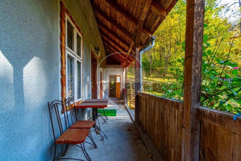 Casă individuală cu 6 camere cu Teren 5178 Mp în Vâlcele