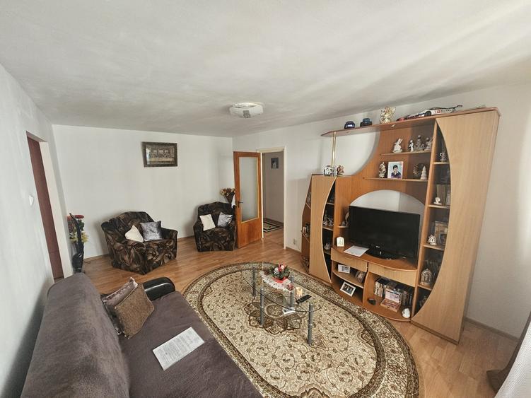 Apartament cu 4 camere decomandat, mobilat în Dristor