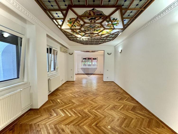 Casă individuală cu 7 camere cu Teren 100 Mp în Domenii