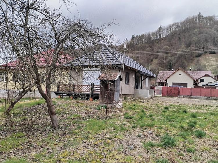 Casă cu 2 camere cu Teren 823 Mp în Rusca