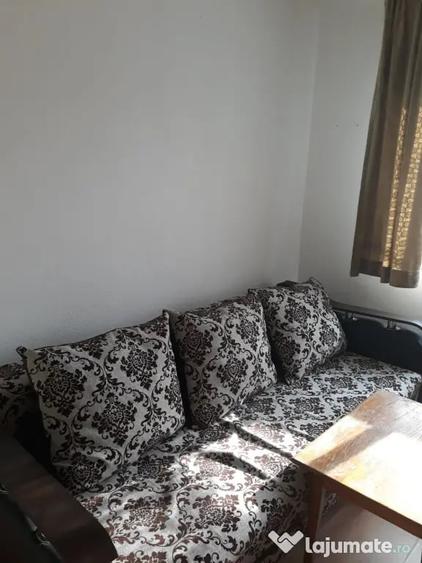 Apartament cu 3 camere decomandat în Tractorul