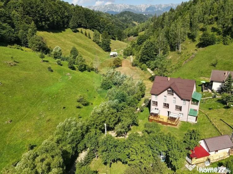 Casă cu 10 camere cu Teren 1137 Mp în Moieciu