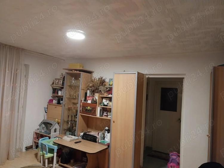 Apartament cu 3 camere semidecomandat în Central