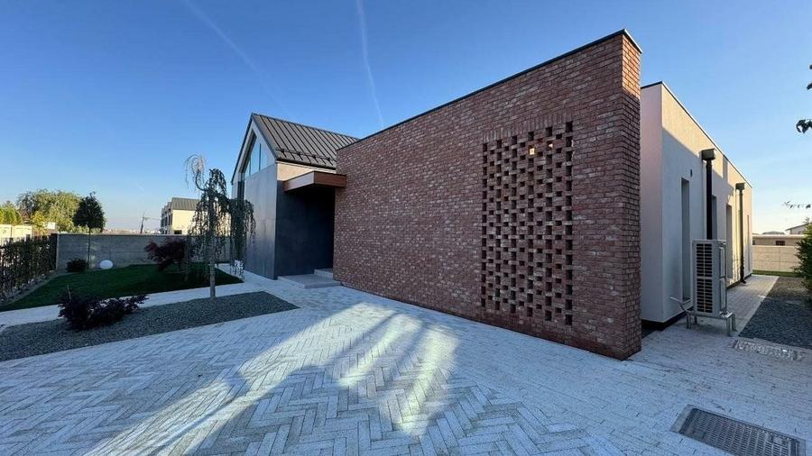 Casă individuală cu 4 camere cu Piscina în Est