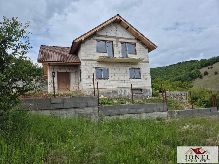 Casă individuală cu 4 camere cu Teren 1062 Mp în Est