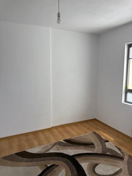 Apartament cu 3 camere semidecomandat în Doamna Ghica