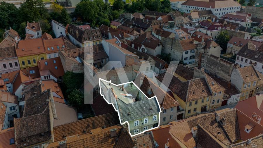Casă individuală cu 10 camere cu Canalizare în Ultracentral