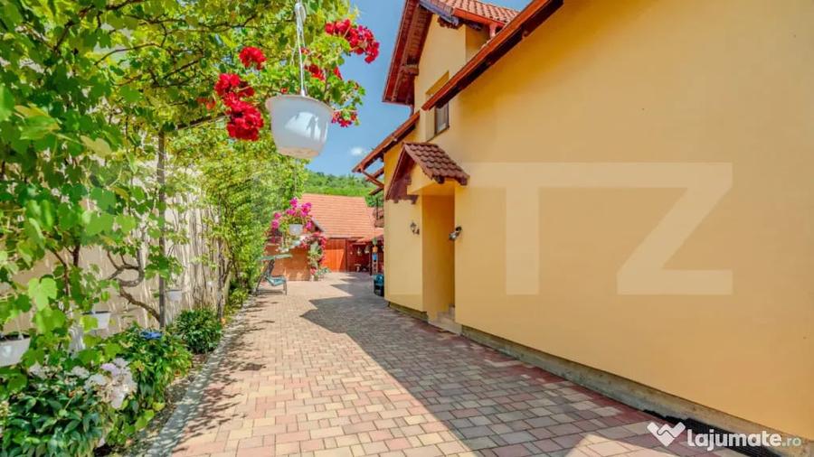 Casă cu 5 camere cu Teren 566 Mp în Feldioara