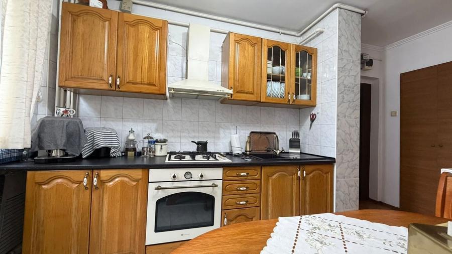 Apartament cu 3 camere semidecomandat, mobilat în Vitan