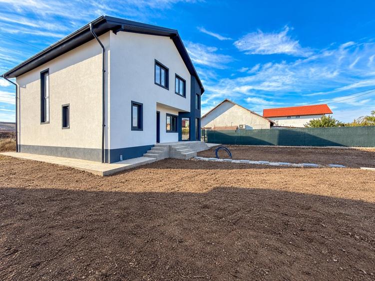 Casă individuală cu 4 camere cu Garaj în Valu lui Traian