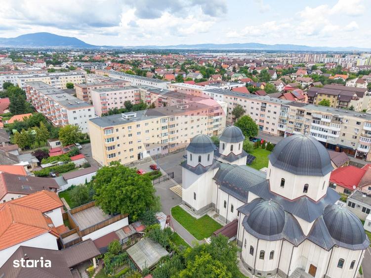 Apartament cu 3 camere decomandat în Tractorul