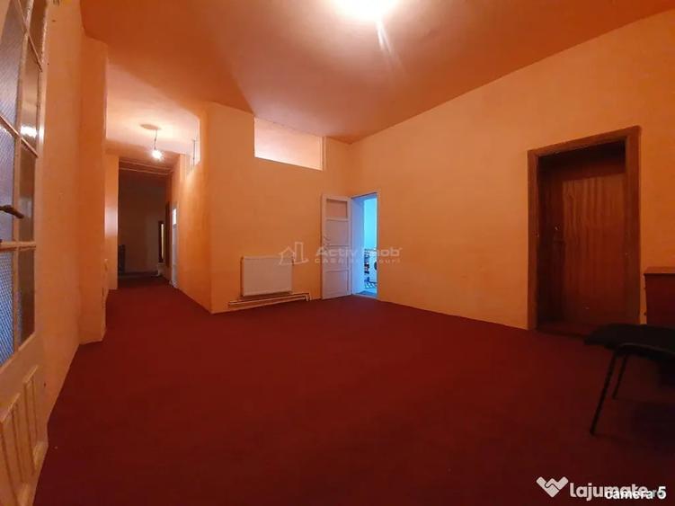 Casă cu 6 camere cu Teren 606 Mp în Central