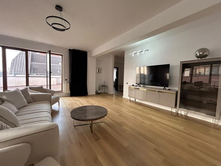 Penthouse cu 3 camere decomandat în Herăstrău