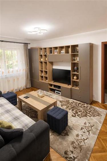 Apartament cu 3 camere semidecomandat, mobilat în Florilor