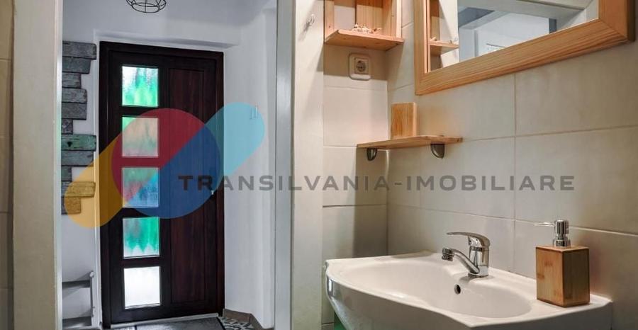 Apartament cu 2 camere semidecomandat, mobilat în Central
