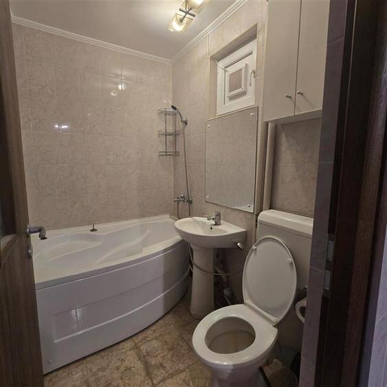 Apartament cu 3 camere semidecomandat în Piața Unirii
