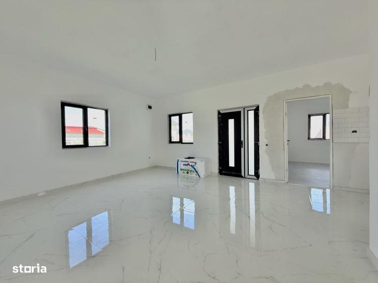 Casă cu 4 camere în Lumina