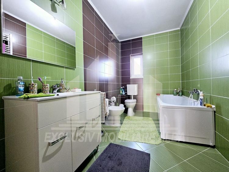 Casă individuală cu 6 camere cu Canalizare în Bărăbanț