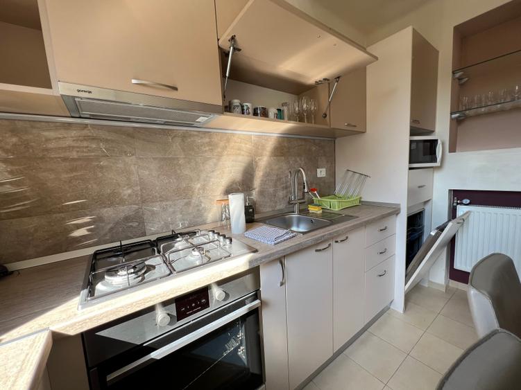 Apartament cu 3 camere semidecomandat, mobilat în Ultracentral