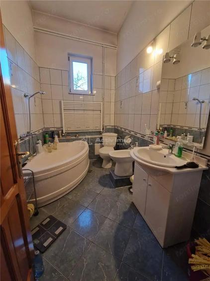 Casă cu 8 camere cu Teren 866 Mp în 1 Mai
