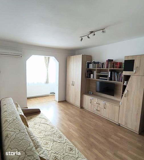 Apartament cu 2 camere semidecomandat, mobilat în Est