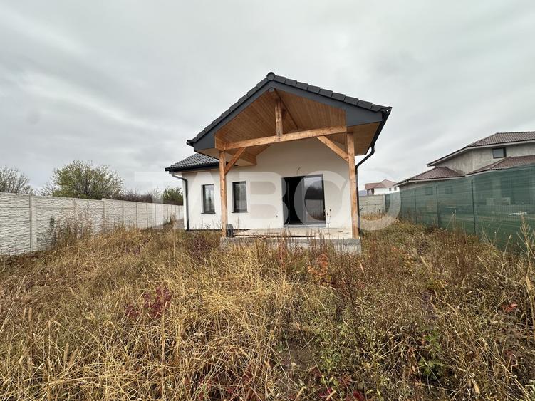 Casă individuală cu 3 camere cu Canalizare în Cristian