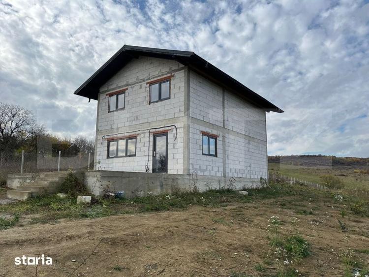 Casă cu 4 camere cu Teren 3000 Mp în Uriu