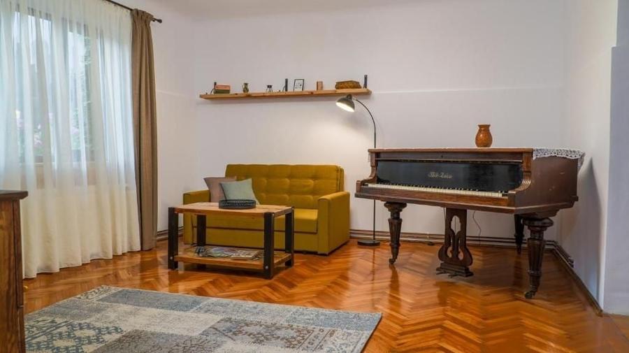Apartament cu 2 camere semidecomandat, mobilat în Central