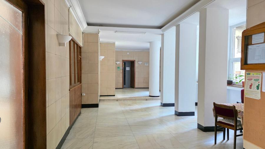 Apartament cu 3 camere semidecomandat în Cișmigiu