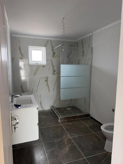 Casă individuală cu 5 camere cu Teren 500 Mp în Malu Mare