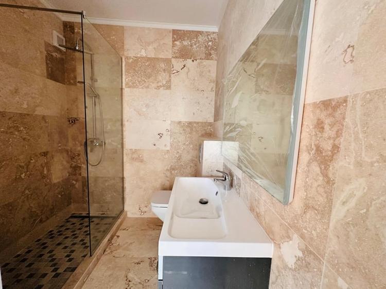 Apartament cu 3 camere semidecomandat în Dămăroaia