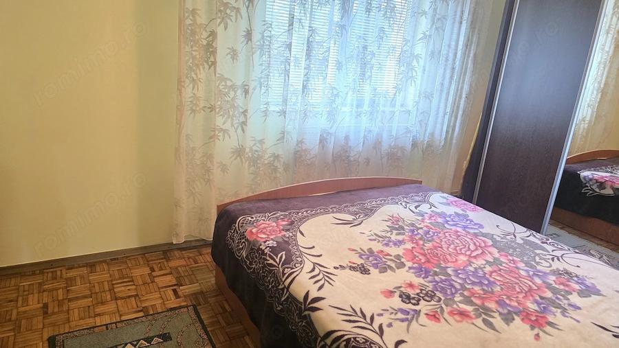 Apartament cu 3 camere semidecomandat în Gojdu