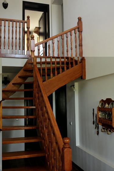 Casă individuală cu 5 camere cu Teren 8900 Mp în Dobreni