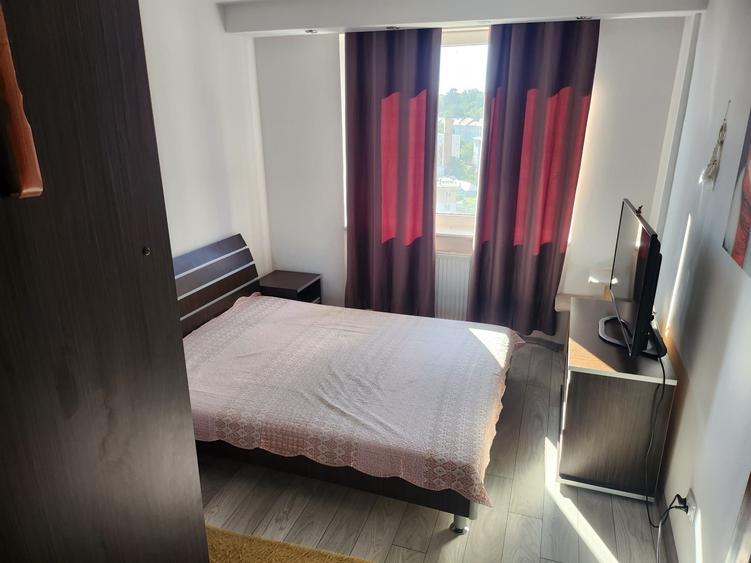 Apartament cu 3 camere semidecomandat în Est