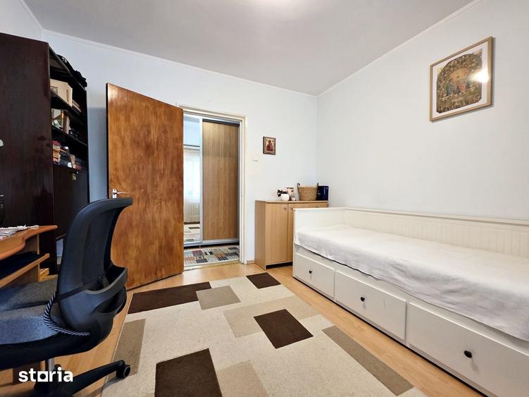 Apartament cu 4 camere semidecomandat în Militari